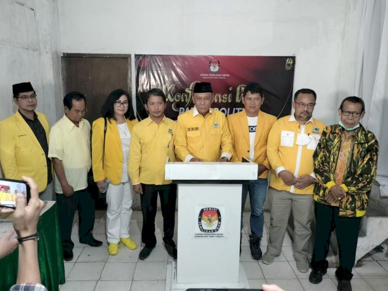Victor Datuan Batara bersama para fungsionaris Golkar.