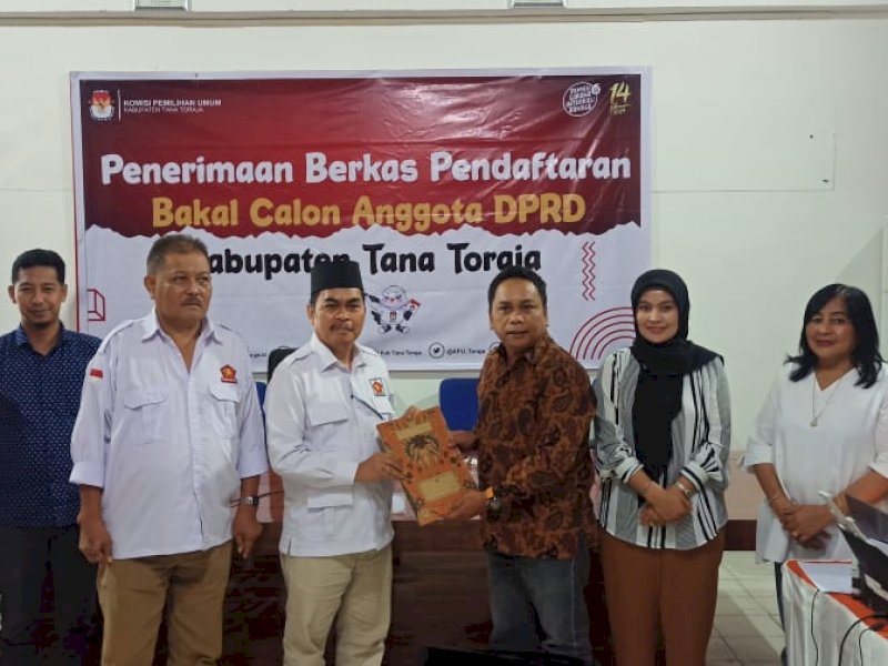 Gerindra Tana Toraja saat mendaftar di KPU Tana Toraja sore kemarin.