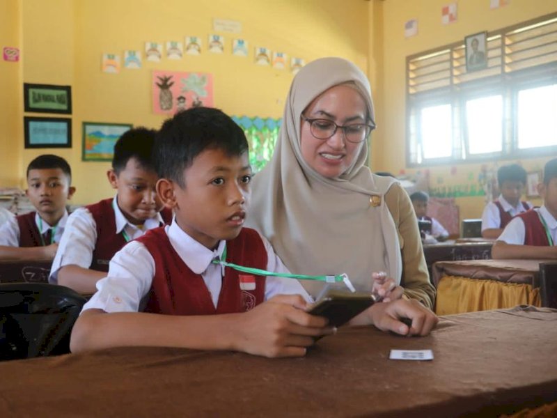 Indah Putri Indriani saat memantau ujian di SDN Katokkoan Masamba, Senin (15/5/2023).