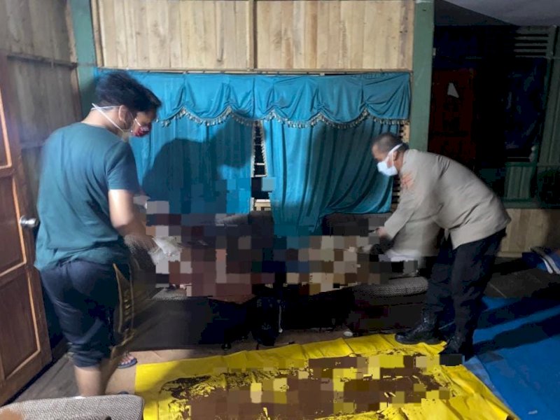 Petugas mengevakuasi mayat Amirdan. 