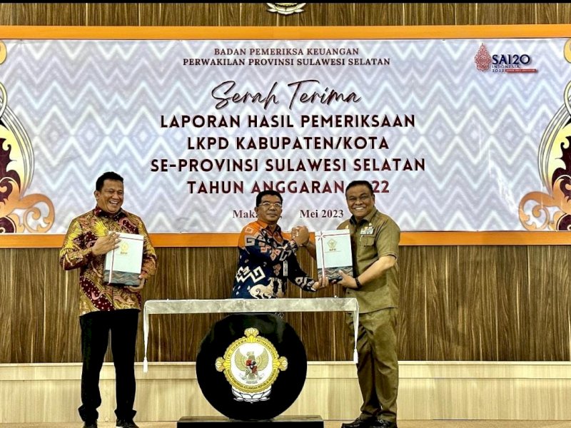 Bupati Bone Andi Fahsar M Padjalangi menerima opini WTP di Auditorium Kantor BPK Sulsel, Kota Makassar, Selasa (16/5/2023).
