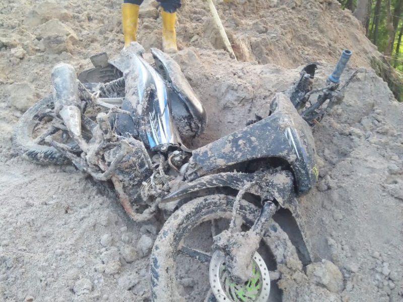 Sepeda motor yang dievakuasi tertimbun longsor. 