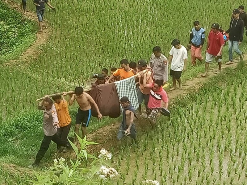 Korban longsor dievakuasi warga setelah penyisiran hampir 9 kilometer. 
