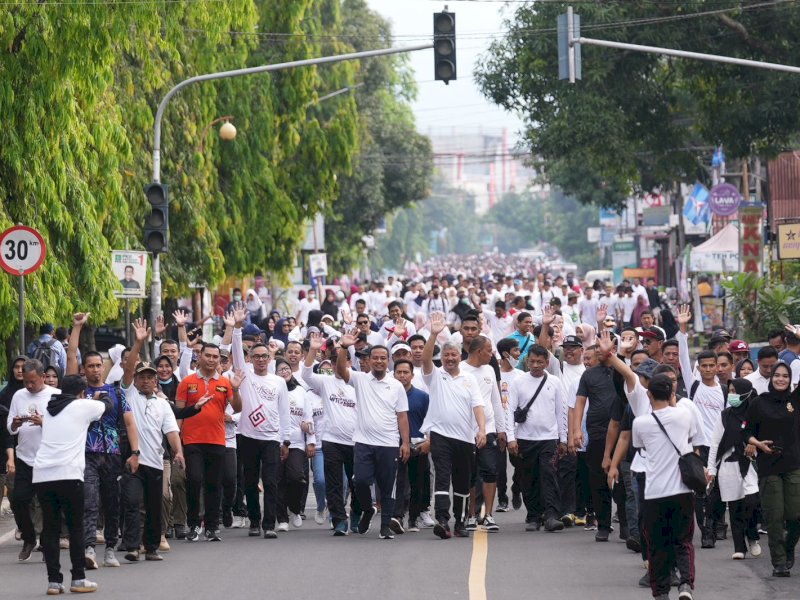 Gubernur Sulawesi Selatan Andi Sudirman Sulaiman bersama sekitar 30 ribu masyarakat Kabupaten Pinrang melakukan jalan sehat Sulsel Anti Mager.