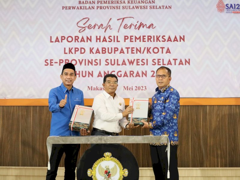 Kepala Perwakilan BPK Sulawesi Selatan Amin Adab Bangun menyerahkan langsung LHP BPK kepada Wali Kota Makassar Moh Ramdhan Pomanto dan Ketua DPRD Makassar Rudianto Lallo, di Gedung BPK Sulsel, Jalan AP Pettarani, Rabu (17/05/2023).