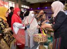 HUT Dekranas ke-43, Naoemi Perkenalkan Sutra Wajo hingga Sarita dari Toraja