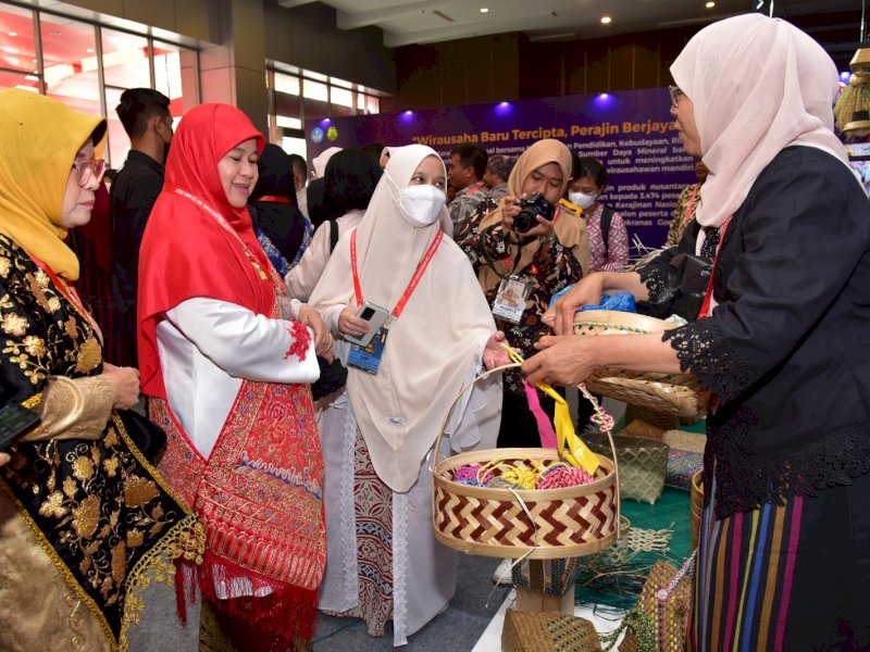 Ketua Dekranasda Sulsel Naoemi Octarina menghadiri Hari Jadi Dewan Kerajinan Nasional (Dekranas) ke-43 yang dipusatkan di Hotel Santika Kota Medan. 