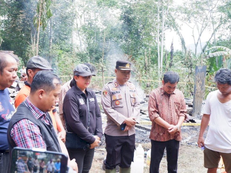 Kapolres Tator AKBP Malpa Malacoppo meninjau jalannya evakuasi korban siang tadi. 