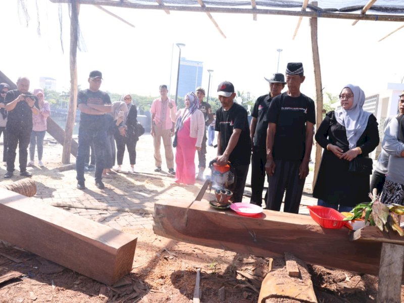 Wali Kota Makassar Moh Ramdhan Pomanto memantau progres pembuatan Kapal Pinisi dan menyaksikan prosesi Pemotongan Lunas kapal di Kawasan Center Point of Indonesia (CPI), Kamis, (18/05/2023).