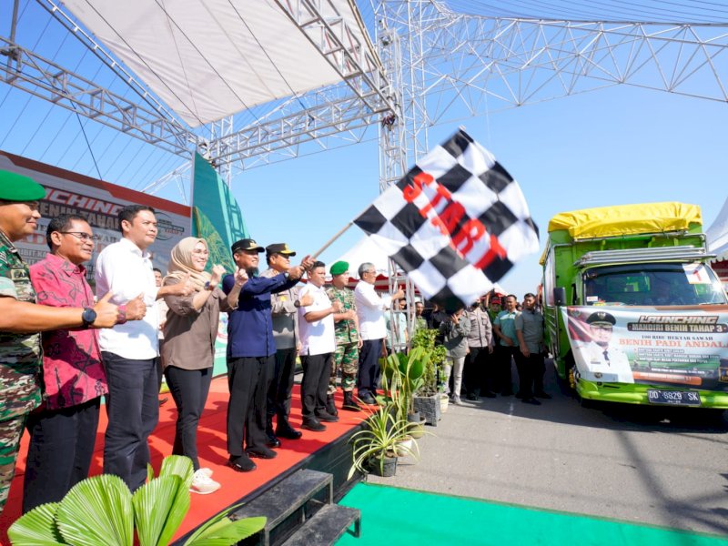 Gubernur Sulawesi Selatan Andi Sudirman Sulaiman melepas secara langsung 70 truk bantuan benih padi untuk disalurkan ke seluruh kabupaten dan kota.