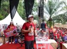 Jalan Sehat IKA Unhas, Danny Gandeng Bupati Budiman 'Merahkan' Lutim