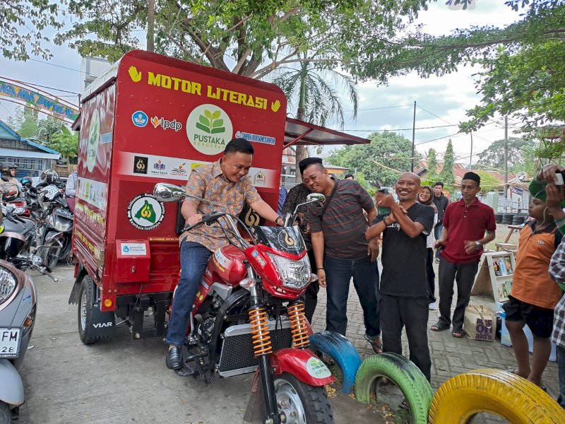 Bupati Bantaeng Ilham Azikin menghadiri launching Buku Gemuruh Literasi dan Motor Literasi di Taman Bermain, Pantai Seruni, Kecamatan Bantaeng, Sabtu (20/5).