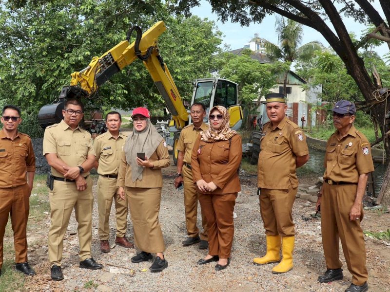 Kepala Dinas Pekerjaan Umum (DPU) Makassar, Zuhaelsi Zubir meninjau lokasi pengerukan drainase saluran sekunder, Selasa (23/5/2023).