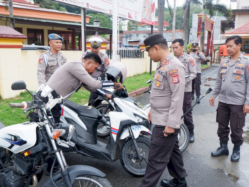 Kapolres Tana Toraja AKBP Malpa Malacoppo melakukan pengecekan kendaraan dinas Satlantas di jajarannya, Kamis (25/5/2023).