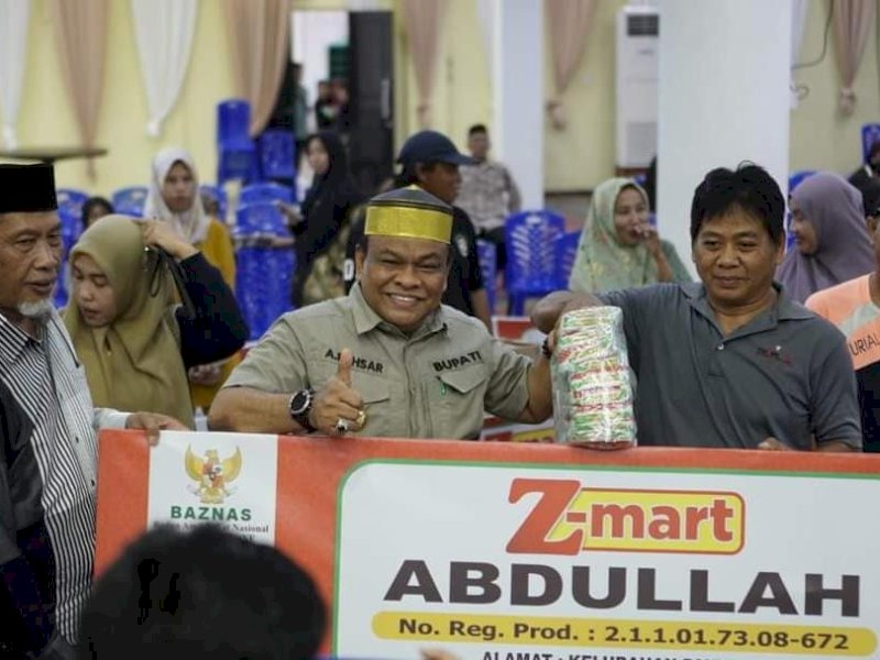 Bupati Bone Andi Fahsar M Padjalangi menyalurkan bantuan modal usaha dari Badan Amil Zakat Nasional (Baznas) kepada UMKM. 