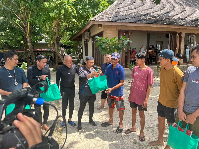 Aktivis 98 Makassar berbagi dengan warga di Pulau Sangkarrang. 