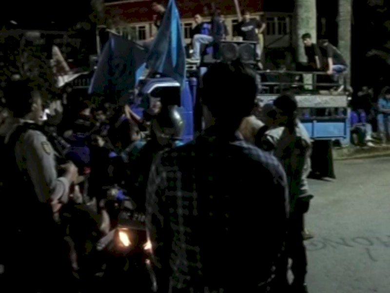 Mahasiswa menduduki rumah jabatan Bupati Tator. 