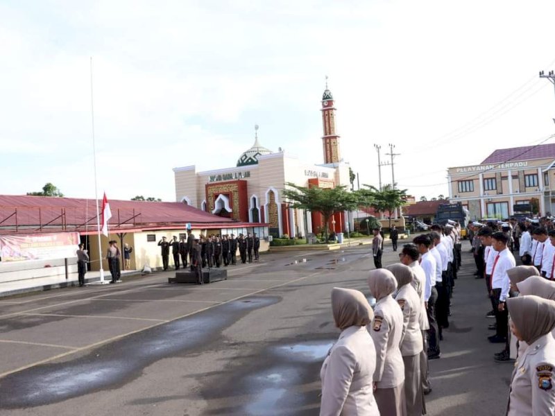 Upacara peringatan Hari Lahir Pancasila, 1 Juni 2023,  dilaksanakan di halaman Mapolres Bone, 
Kamis (1/6/2023).