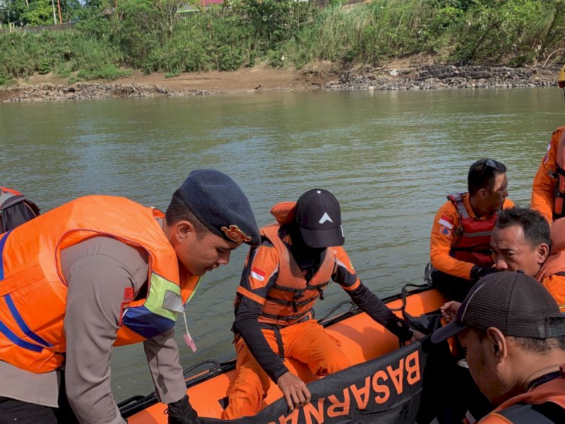Tim SAR gabungan mengevakuasi jenazah korban tenggelam di Sungai Walannae. 