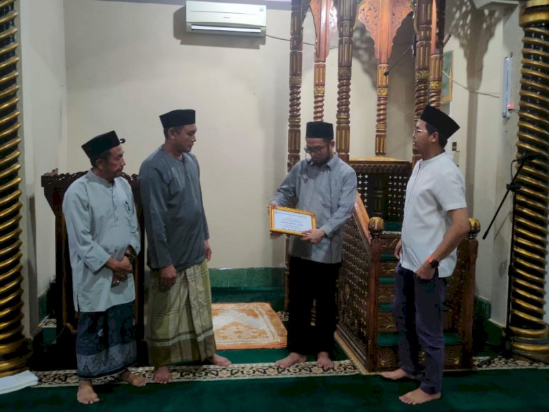 Anggota DPRD Makassar Andi Hadi Ibrahim Baso (Ustaz Hadi) mengunjungi fasilitas sarana ibadah di Kelurahan Bakung