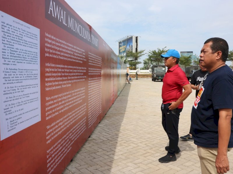 Wali Kota Makassar Moh Ramdhan Pomanto melihat display yang berisi penjelasan tentang asal-usul, jenis, hingga desain pembuatan Kapal Pinisi.
