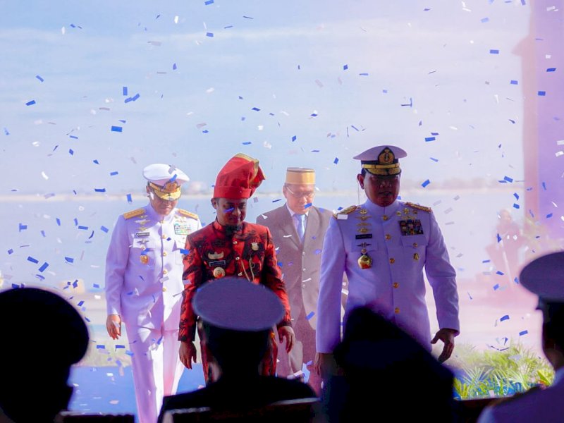 Gubernur Sulsel Sudirman Sulaiman mendampingi Panglima TNI Laksamana TNI Yudo Margono. 