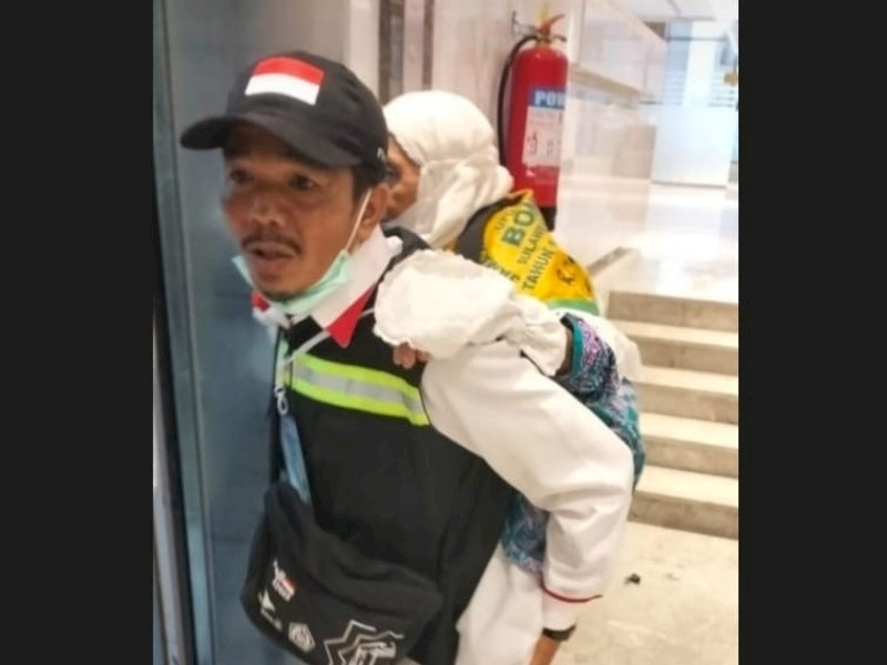 Ketua Kloter 15 Jemaah Calon Haji UGP Firman Syata menggendong jemaah haji lansia di Madinah. 