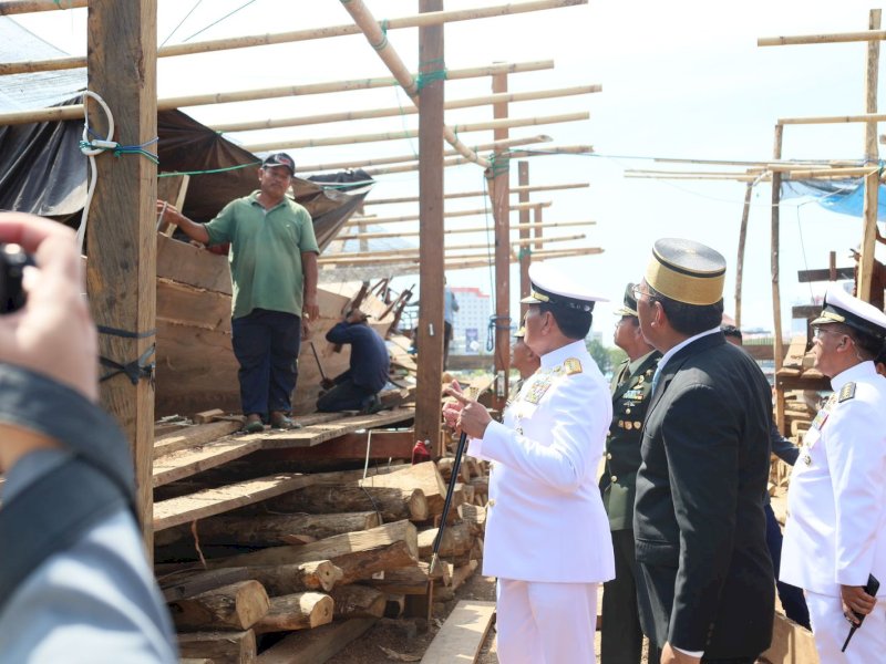 Panglima TNI Laksamana Yudo Margono terkesima dengan program pembuatan Kapal Pinisi Pemkot Makassar.