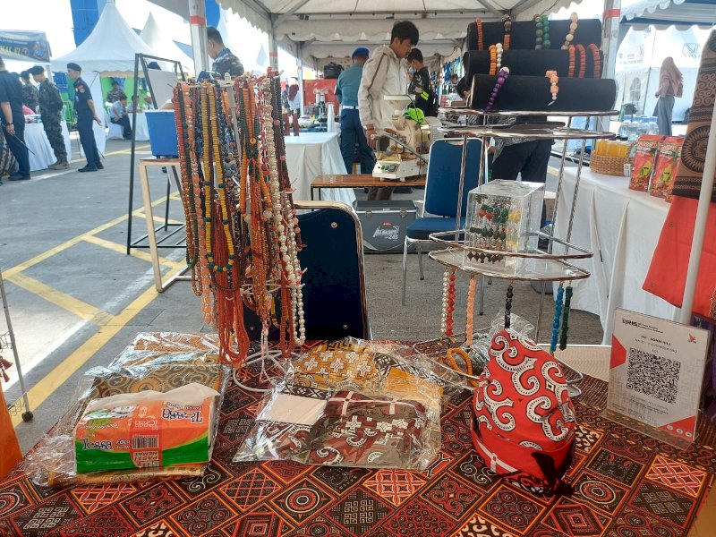Kerajinan khas Sulawesi Selatan  mencuri atensi pengunjung si ajang MNEK 2023. 