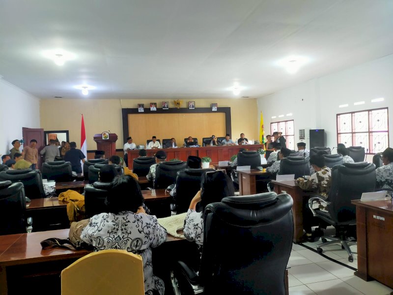 Kepsek dan guru bertemu DPRD Torut dalam aksi, Selasa kemarin. 