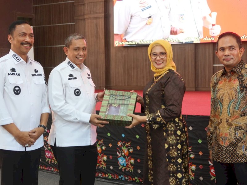 Bupati Wajo Amran Mahmud menghadiri serah terima jabatan dan lepas sambut Kepala Kantor (Kakan) Agraria dan Tata Ruang/Badan Pertanahan Nasional (ATR/BPN) Kabupaten Wajo. 