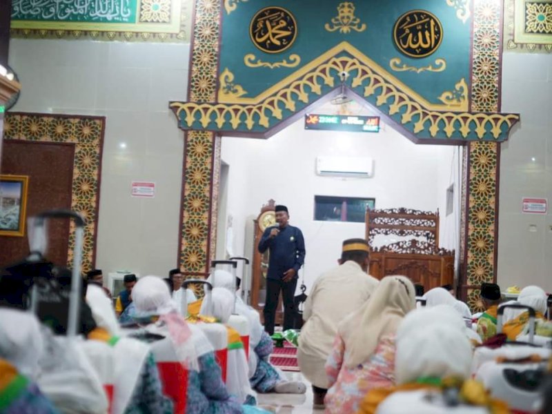 Wakil Bupati Bone Ambo Dalle melepas secara resmi jemaah calon haji Bone kloter 3 atau kloter 23 Makassar di Masjid Nurul Falah Matango Kecamatan Bengo, Rabu malam (7/6/2023).