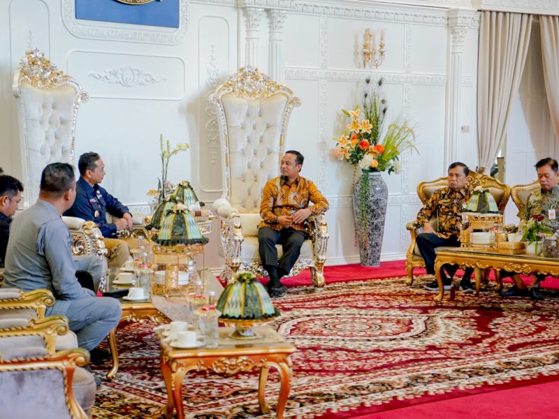 Gubernur Sulsel Andi Sudirman Sulaiman menerima kunjungan Kepala Kantor Zona Tengah Badan Keamanan Laut Republik Indonesia (Bakamla RI), Laksma Octavianus Budi Santoso. 