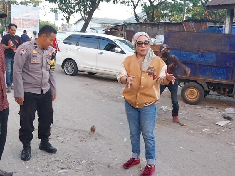 Anggota DPRD Kota Makassar Hj Nunung Dasniar meninjau kerusakan Jalan Bangkala. 