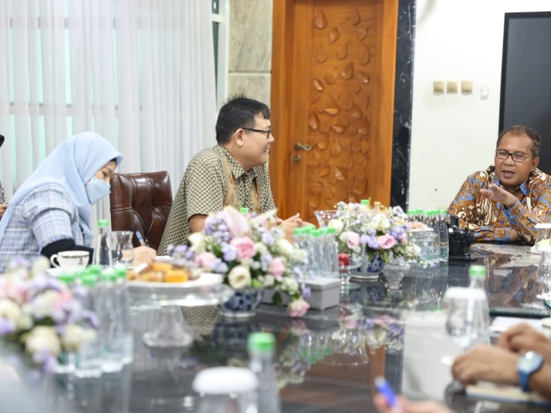 Ramdhan Pomanto di sela-sela menerima kunjungan UNICEF dalam rangka Kerja Sama Pemkot Makassar-UNICEF untuk Mencegah Kekerasan Seksual Daring Terhadap Anak, di Kediamannya, Jl Amirullah, Jumat, (9/06/2023).