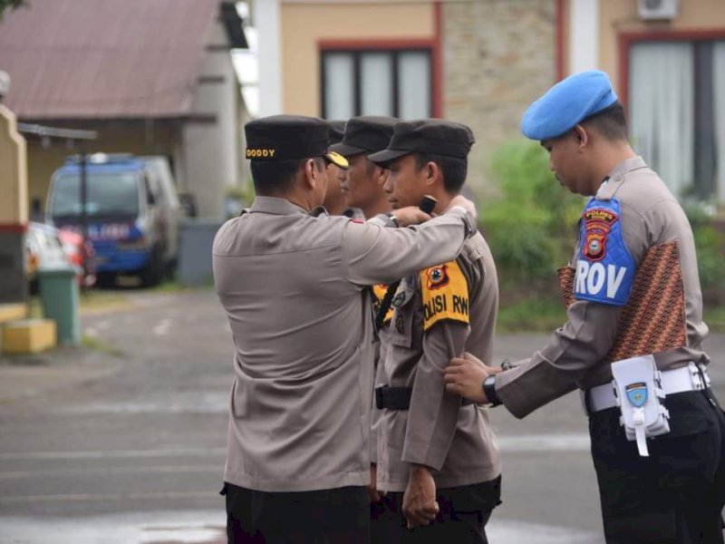 Kapolres Bone AKBP Arief Doddy Suryawan mengukuhkan Polisi RW di Lapangan Apel Polres Bone, Senin (12/6/2023).