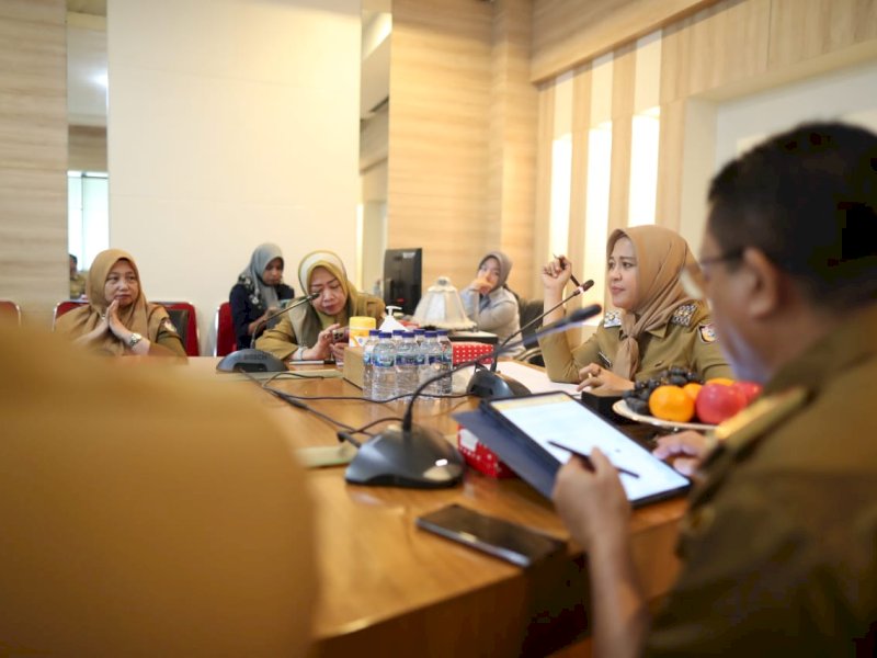 Wakil Wali Kota Makassar Fatmawati Rusdi memimpin rapat koordinasi terkait pengentasan kemiskinan ekstrem di Kota Makassar, Senin (12/06/2023).