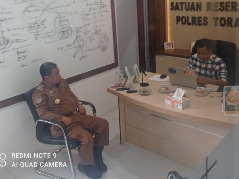 Bupati Yohanis Bassang saat melapor ke Polres Torut. 