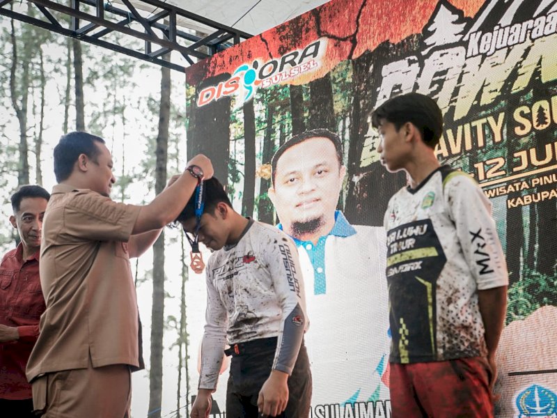 Gubernur Sulawesi Selatan Andi Sudirman Sulaiman menutup secara resmi Kejuaraan Balap Sepeda Downhill Gravity South Celebes di Hutan Wisata Pinus Bulutanah