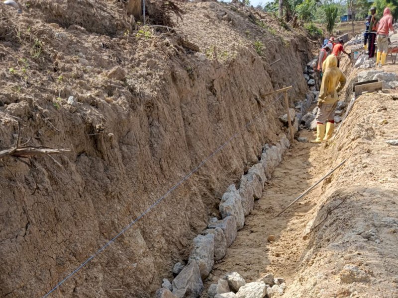 Proyek ruas Bulu-Penrang Riase, Kecamatan Penrang, Kabupaten Wajo. 