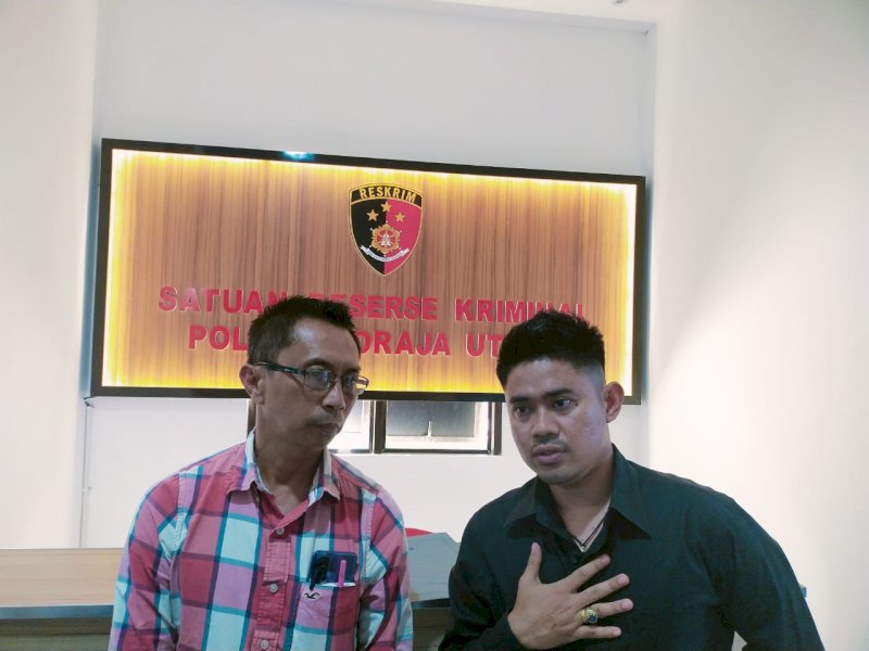 Steve Raru (kiri) didampingi pengacaranya usai melaporkan Bupati Torut Yohanis Bassang. 