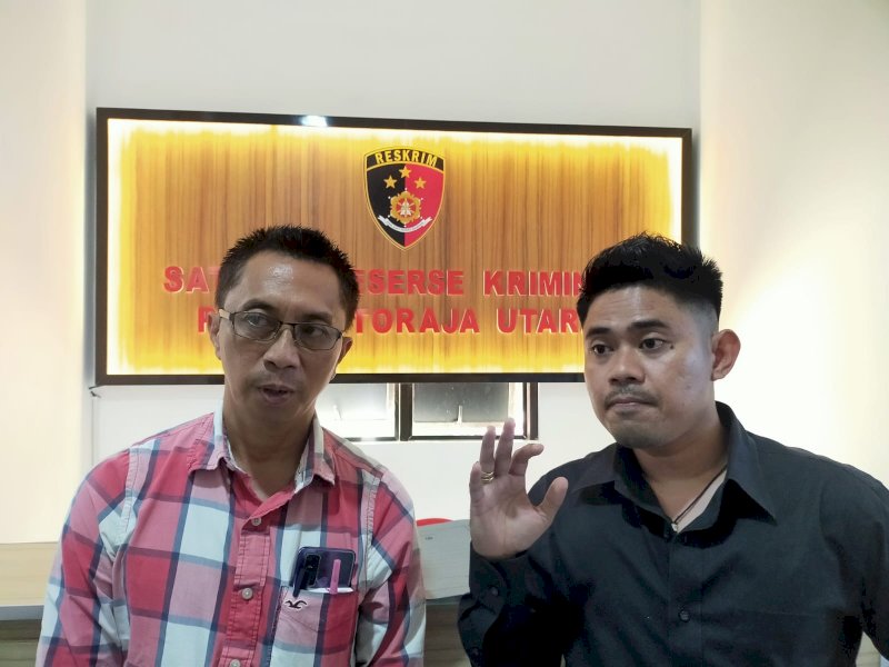 Steve Raru bersama penasihat hukumnya, Frans Lading. 