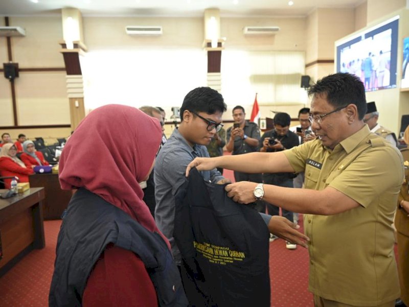 Asisten I Pemprov Sulsel Andi Aslam Patonangi, melepas petugas kesehatan hewan kurban dalam rangka menghadapi hari raya Idul Fitri.