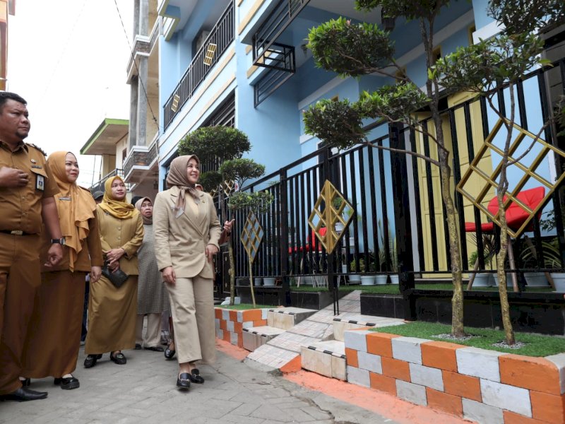 Wakil Wali Kota Makassar Fatmawati Rusdi mengunjungi lorong Jl Gusung Jihad, dalam rangka persiapan lomba kelurahan/desa tingkat Kabupaten/Kota 2023, Selasa (20/06/2023).