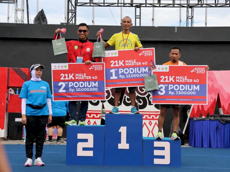 Para pemenang Half Marathon (MHM) 2023 yang digelar Dinas Pemuda dan Olahraga (Dispora) Kota Makassar pada 18 Juni kemarin. 