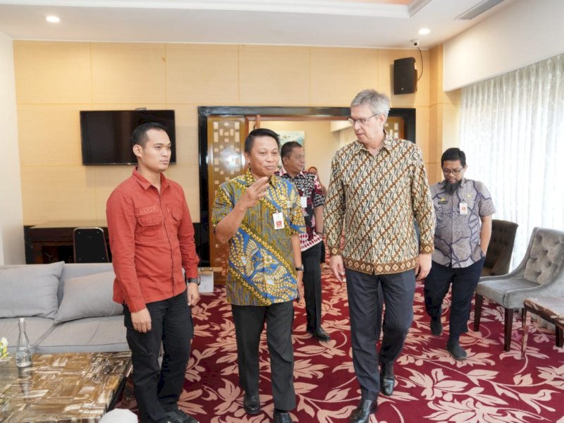 Penjabat Sekertaris Daerah Provinsi Sulawesi Selatan (Sulsel), Andi Darmawan Bintang, menerima kunjungan Duta Besar Uni Eropa untuk Indonesia dan Brunei Darussalam, Vincent Piket di Baruga Lounge, Kantor Gubernur Sulsel, Jumat, 23 Juni 2023.