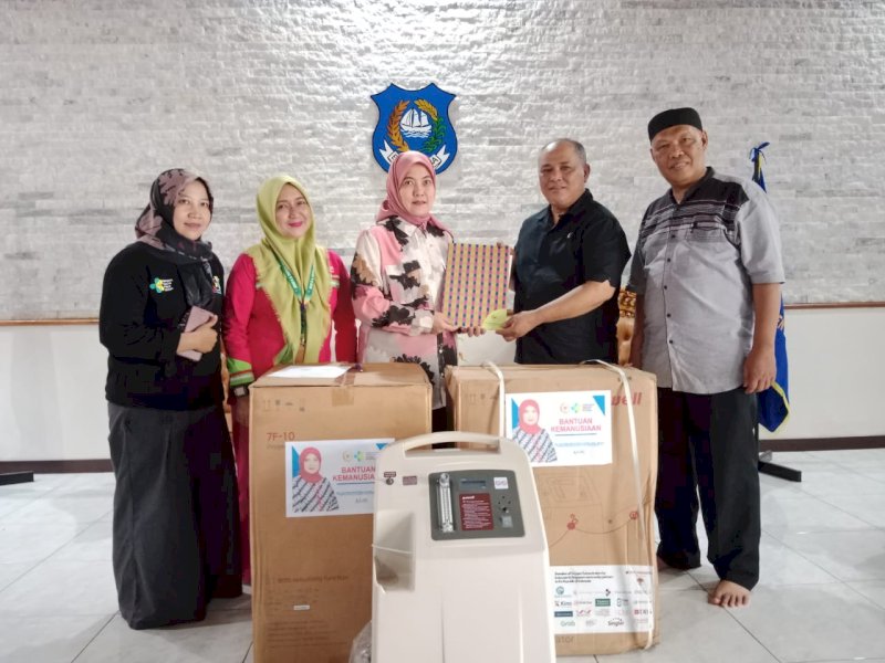 Anggota DPR RI Aliyah Mustika Ilham menyerahkan bantuan alat kesehatan kepada Rumah Sakit Umum Daerah (RSUD) H Andi Sultan Daeng Radja