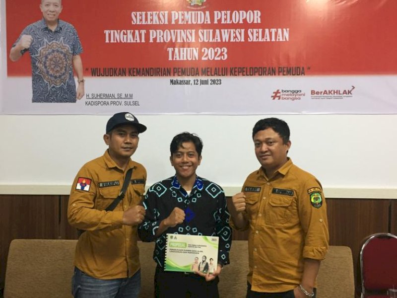 Ryan Adam (tengah) pemuda asal Lutra yang lolos ke kompetisi Pemuda Pelopor tingkat Nasional. 