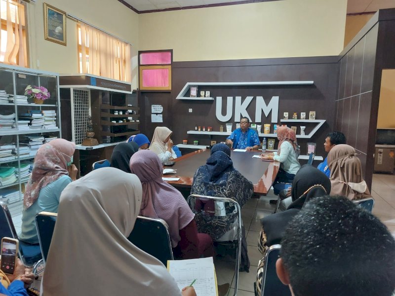 DP2KUKM menggelar rapat koordinasi bersama perwakilan pangkalan gas LPG dalam kota, Jumat (23/6), di Ruang Rapat DP2KUKM.