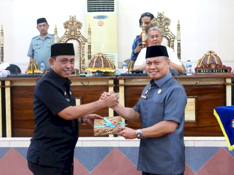 Bupati Wajo Amran Mahmud menyerahkan Ranperda Pertanggungjawaban Pelaksanaan Anggaran Pendapatan dan Belanja Daerah (APBD) Kabupaten Wajo 2022, Senin (26/6/2023).